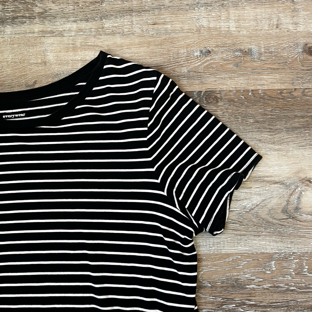 Old Navy Every Wear short sleeve striped tee - size Large